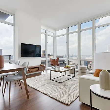 Exquisite 1-Bedroom Apt In Prime Central Location